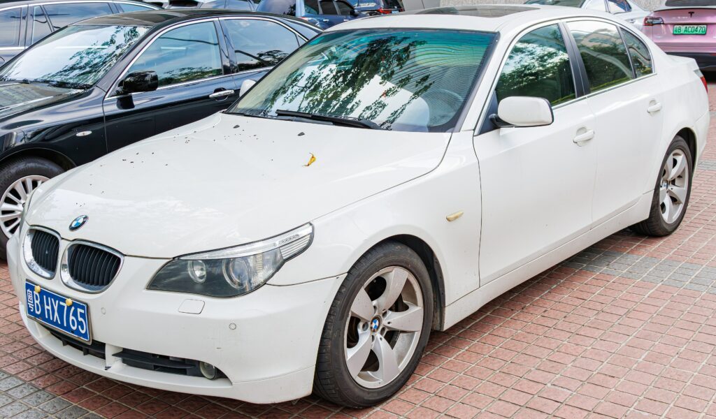 Weißer BMW 5er E60 von vorn links