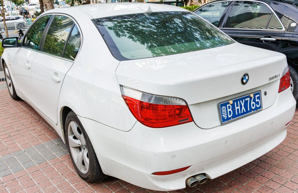 Weißer BMW 5er E60 von hinten rechts
