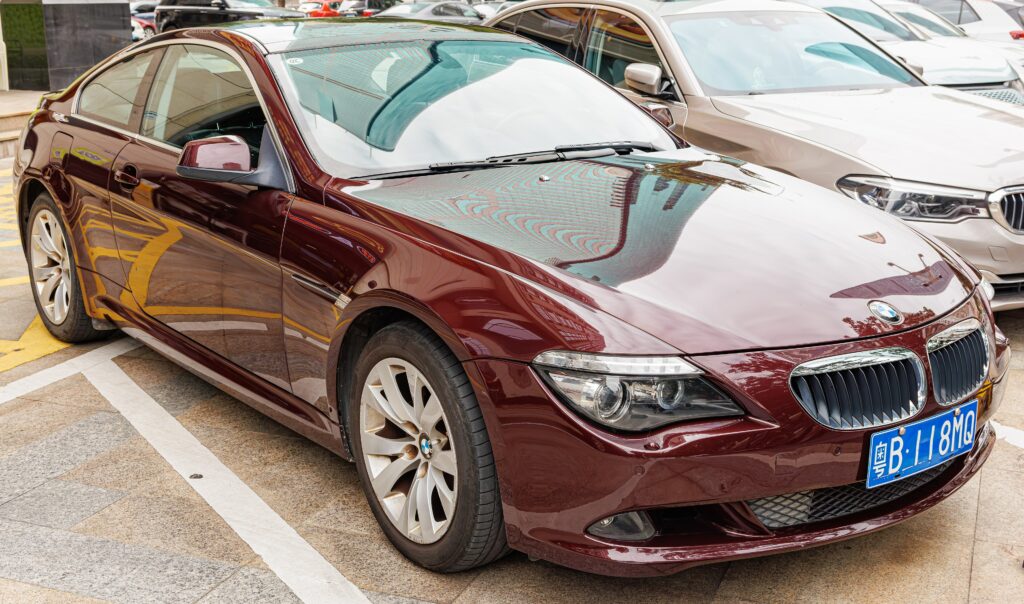 Dunkelroter BMW 6er Coupé der Baureihe E63 von vorn