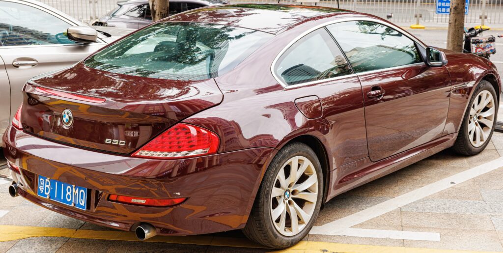 Dunkelrotes BMW 6er Coupé E63 von hinten rechts