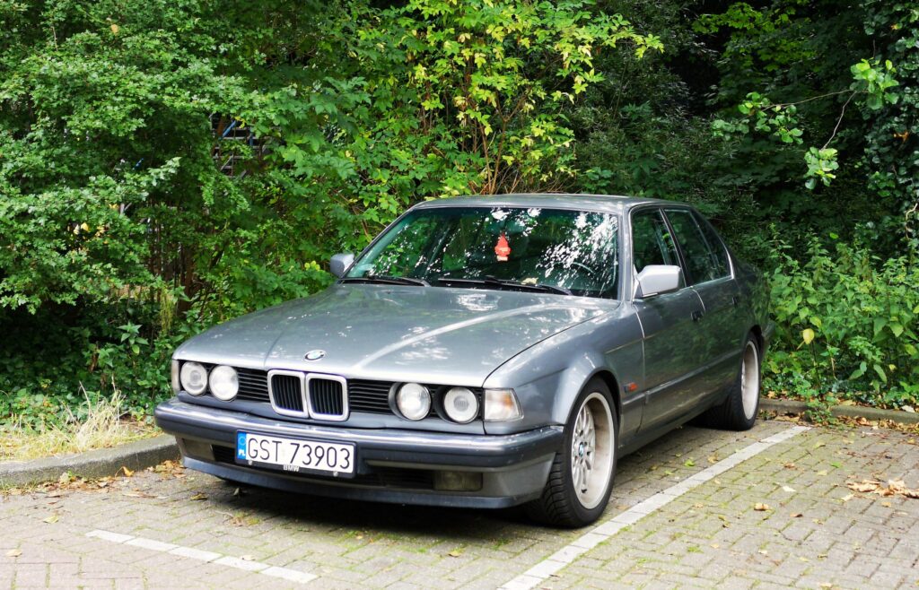Silberner BMW der Baureihe E32 von schräg vorn