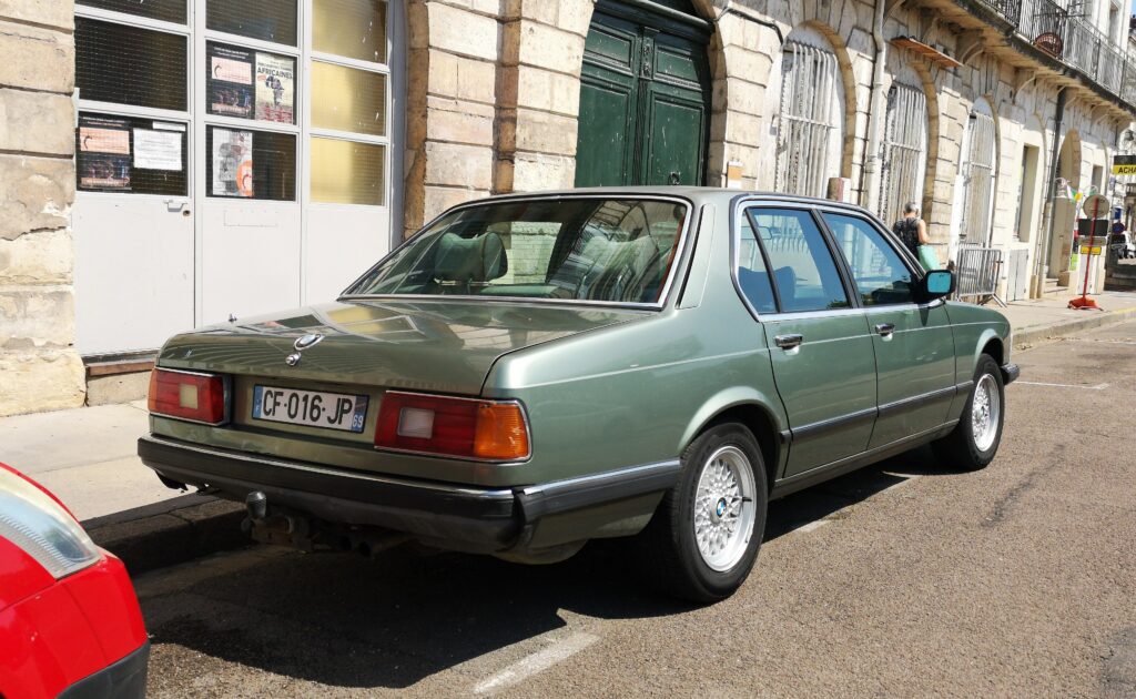 Grüner BMW 728i der Baureihe E23 von schräg hinten