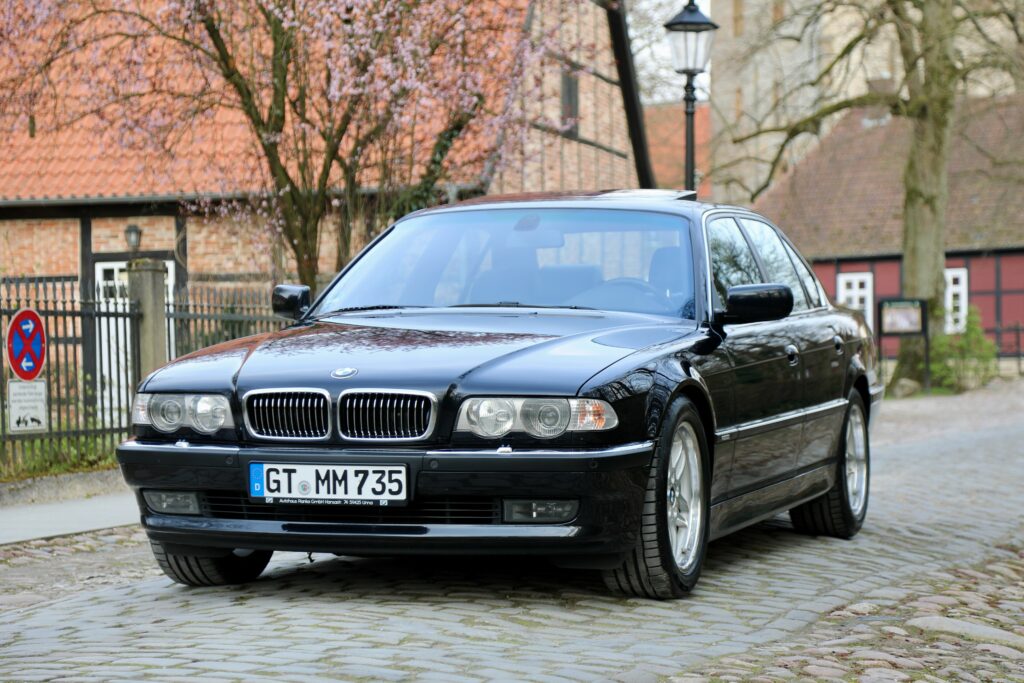 Schwarzer BMW 740i der Baureihe E38 von schräg vorn