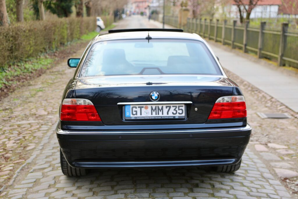 Schwarzer BMW 740i der Baureihe E38 von hinten