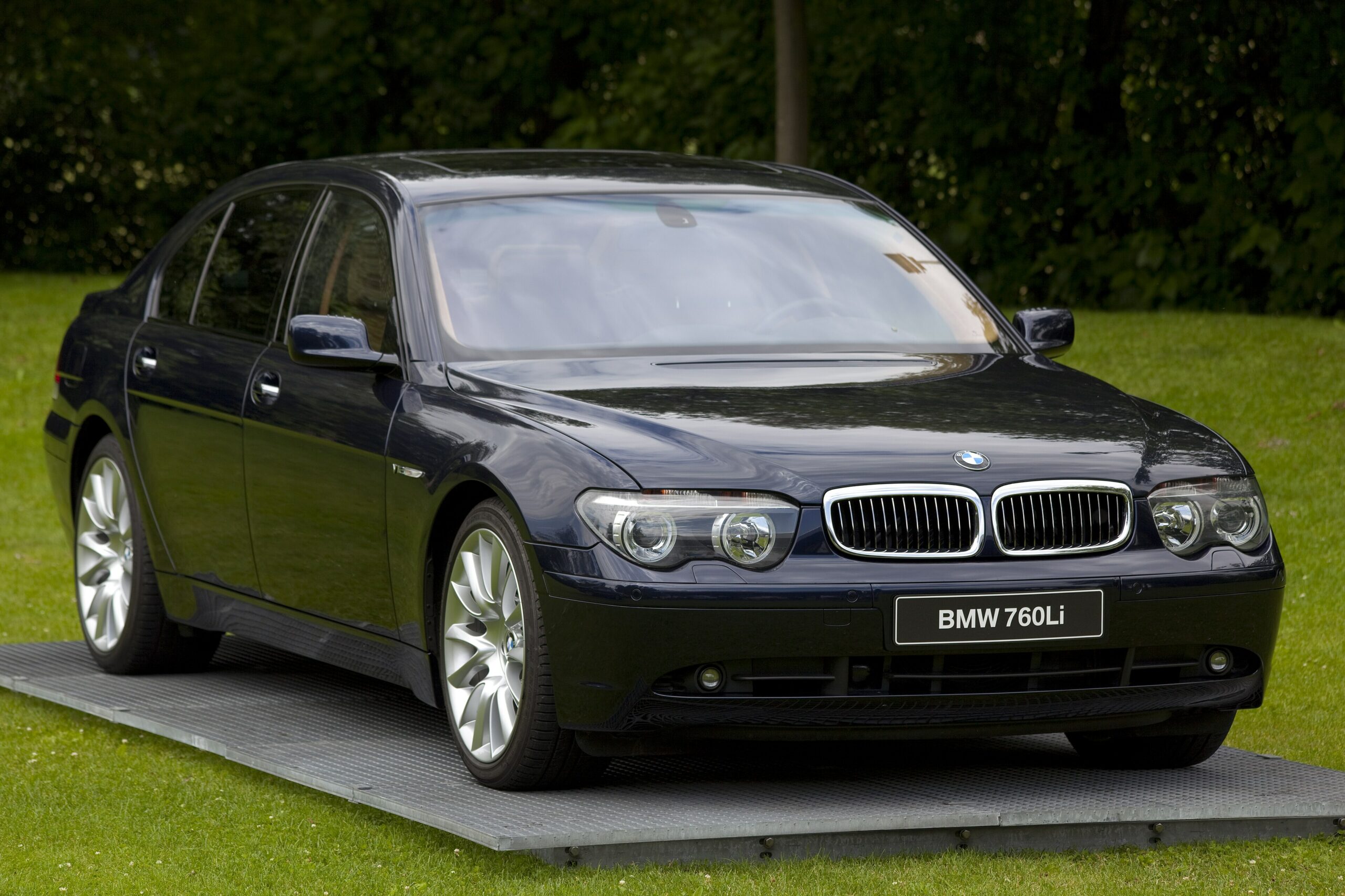 Schwarzer BMW 760Li der Baureihe E66 von vorn links