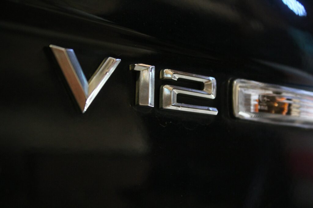 V12-Schriftzug an der Flanke eines BMW 760Li