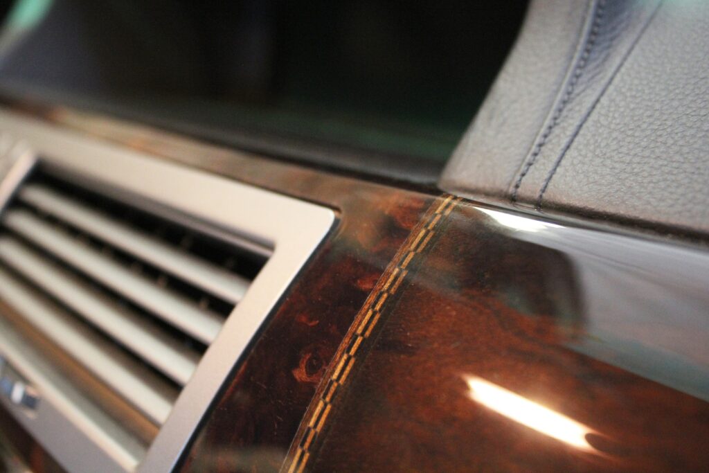 Holzintarsie im Innenraum eines BMW 760Li