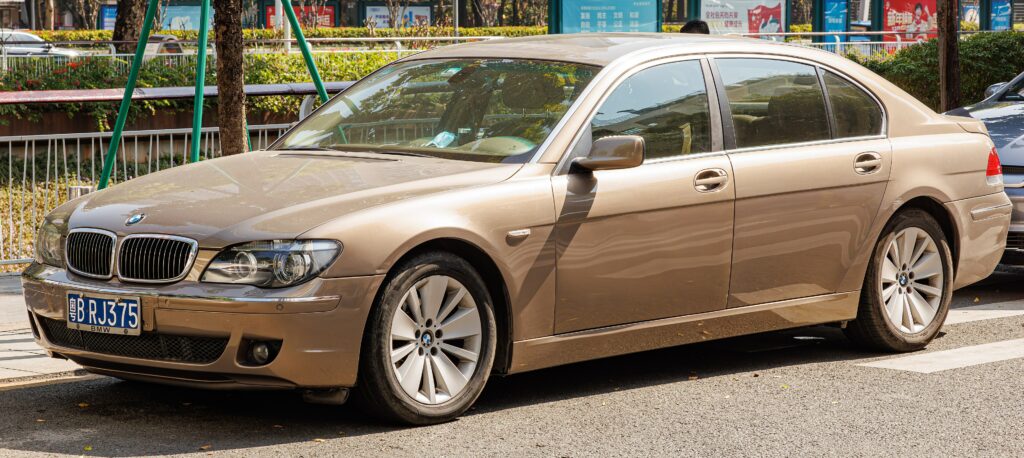 Goldfarbener BMW 7er E65 in Seitenansicht