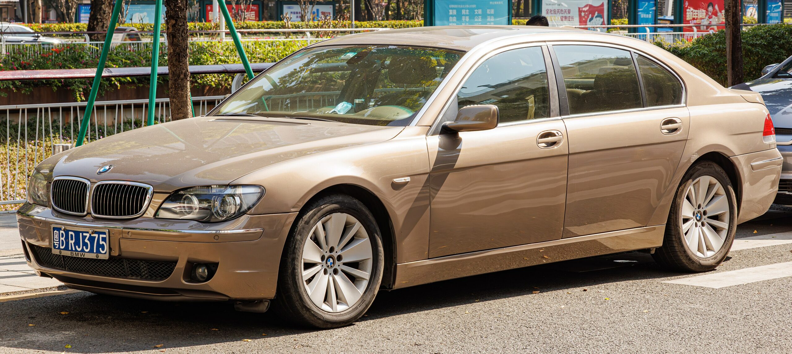 Goldfarbener BMW 7er E65 in Seitenansicht