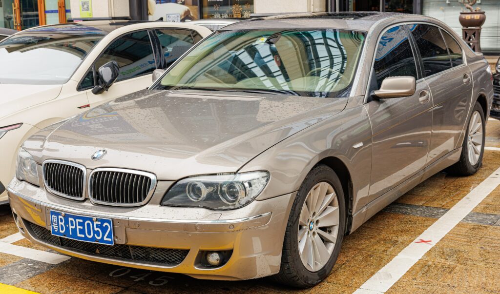 Goldfarbener BMW 7er der Baureihe E65 von vorn links