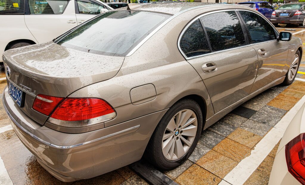 Goldfarbener BMW 7er E65 von hinten rechts