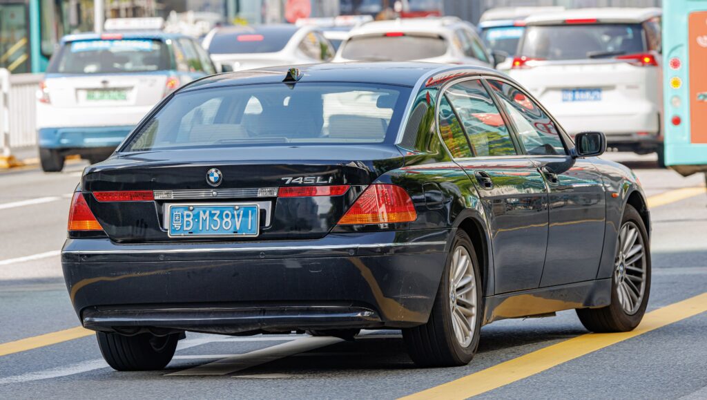 Schwarzer BMW 7er E65 von hinten