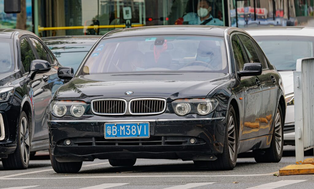 Schwarzer BMW 7er E65 von vorn