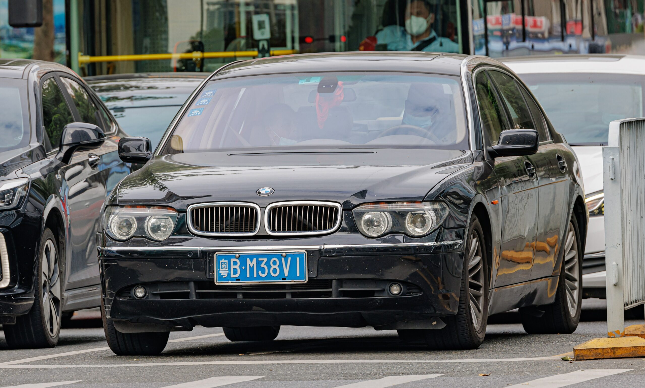 Schwarzer BMW 7er E65 von vorn