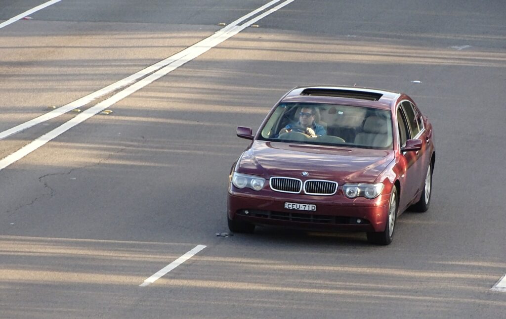 Roter BMW 7er E65 in Fahrt von vorn