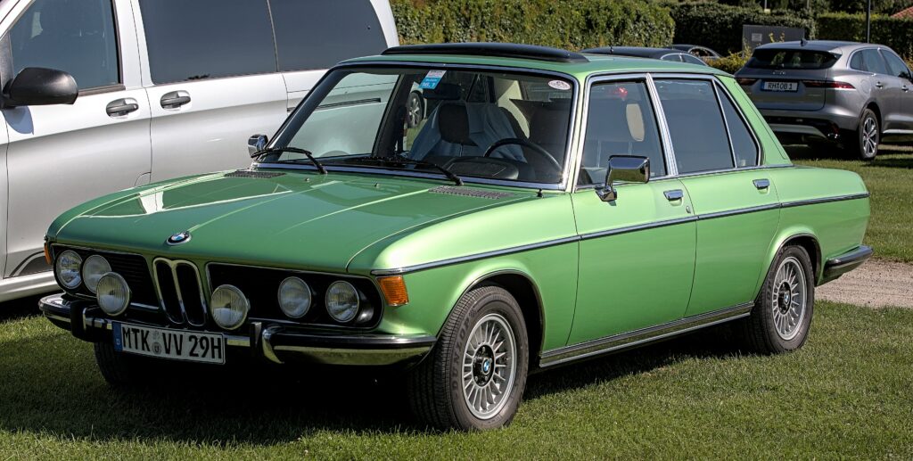 Hellgrüner BMW 3.0 S in Dreiviertelansicht von vorn
