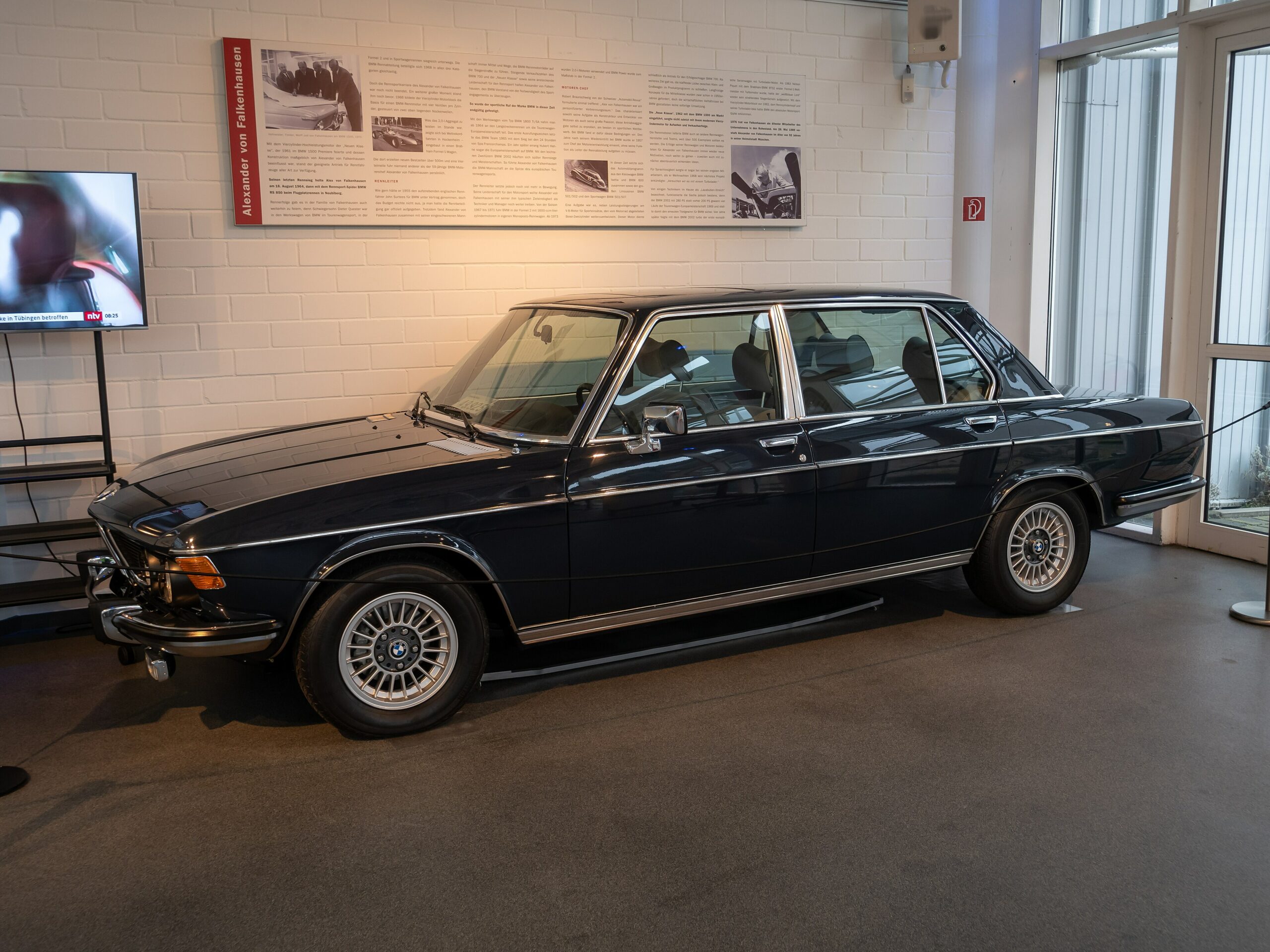Dunkelblauer BMW E3 in Seitenansicht
