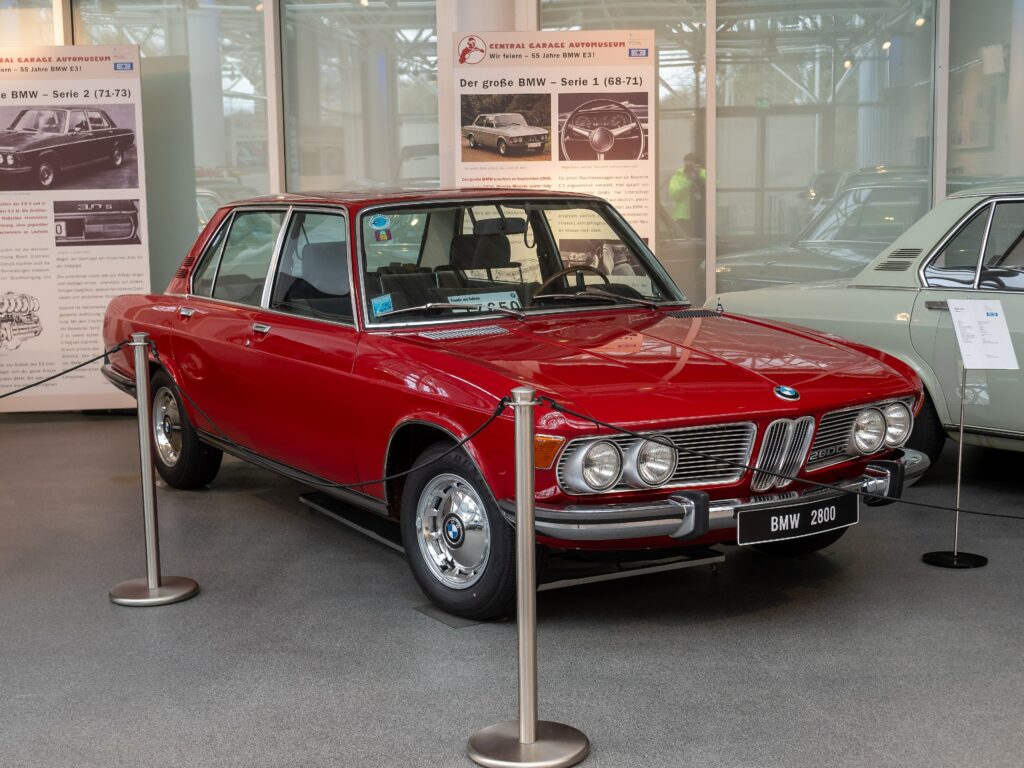 Roter BMW E3 in Dreiviertelansicht von vorn