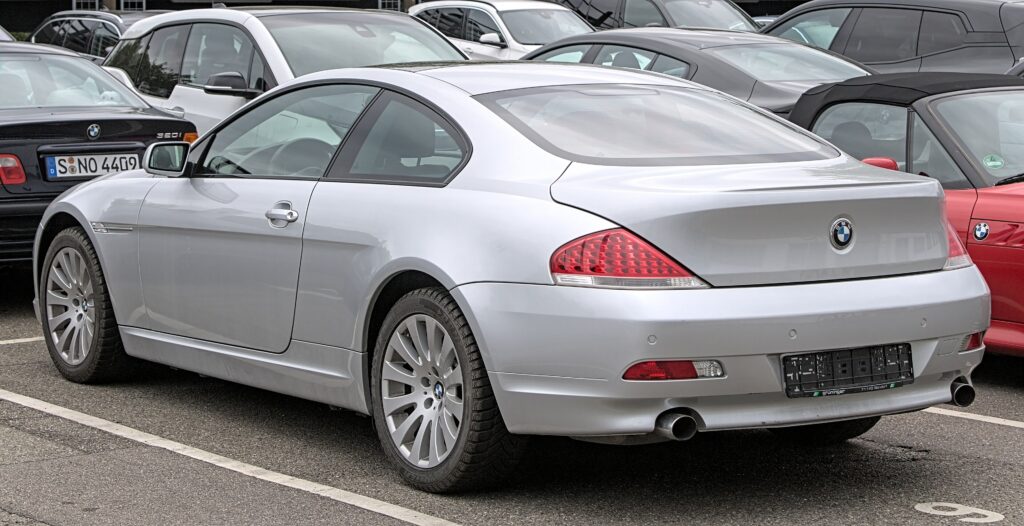 Silbernes BMW 6er Coupé E63 von hinten rechts