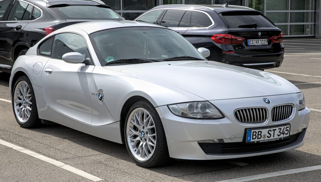 Silbernes BMW Z4 Coupé in Dreiviertelansicht von vorn