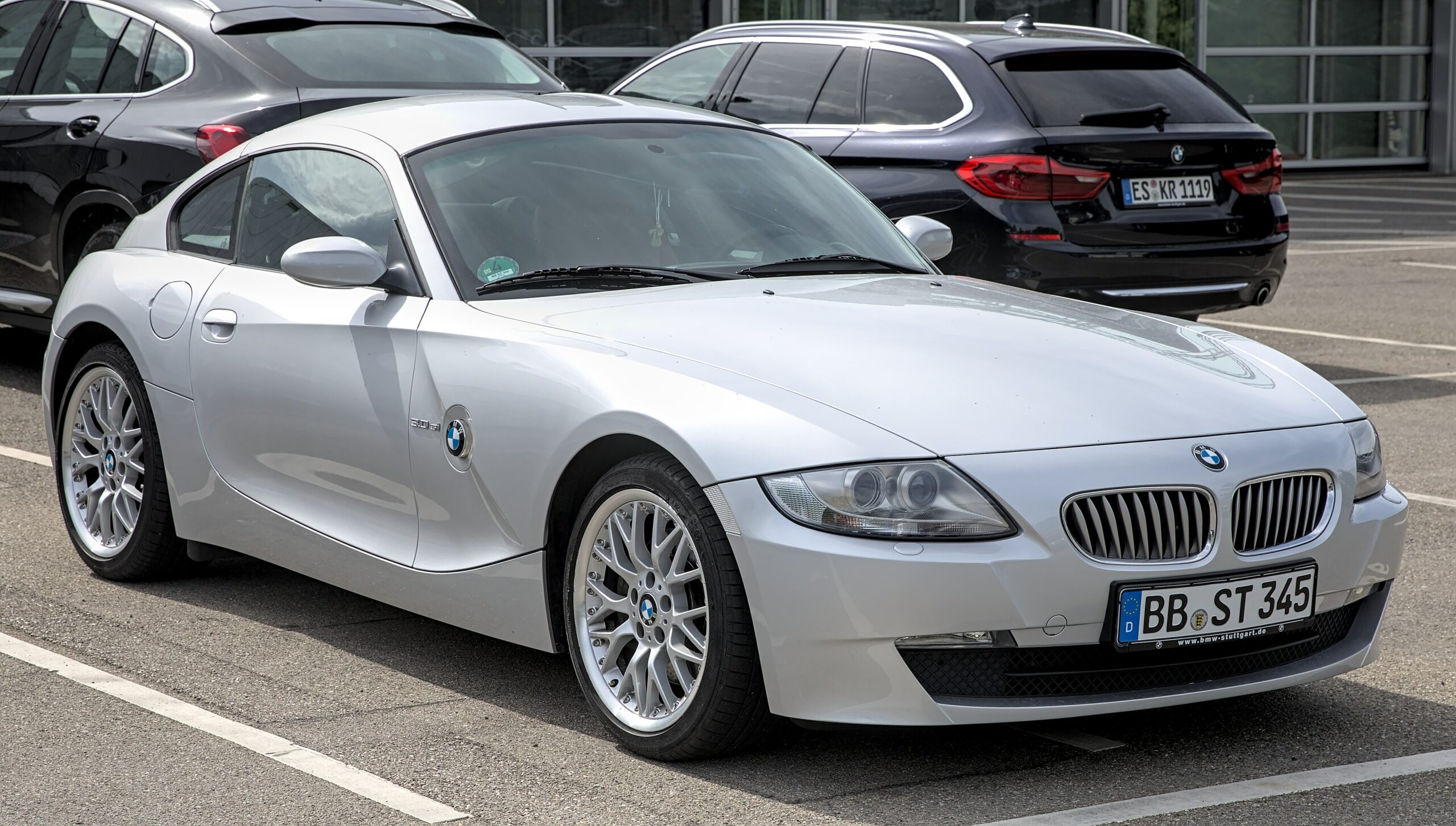 Silbernes BMW Z4 Coupé in Dreiviertelansicht von vorn