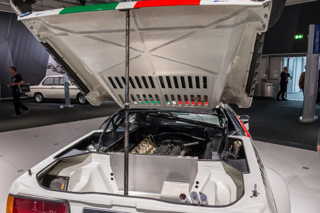 Geöffneter Motorraum eines BMW M1 mit dem Sechszylinder M88