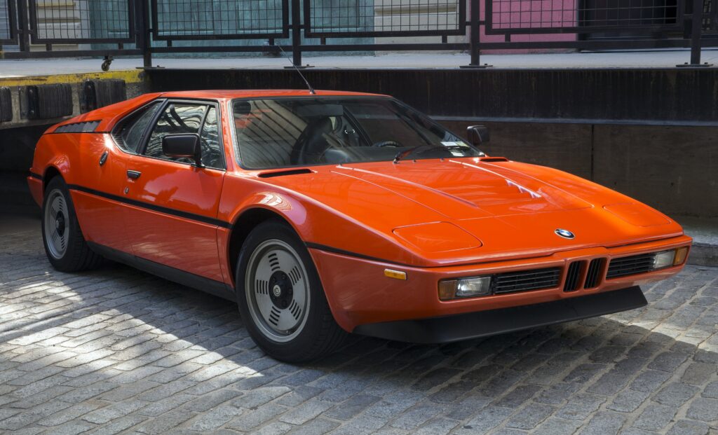 BMW M1 in Orange, Frontansicht schräg von rechts