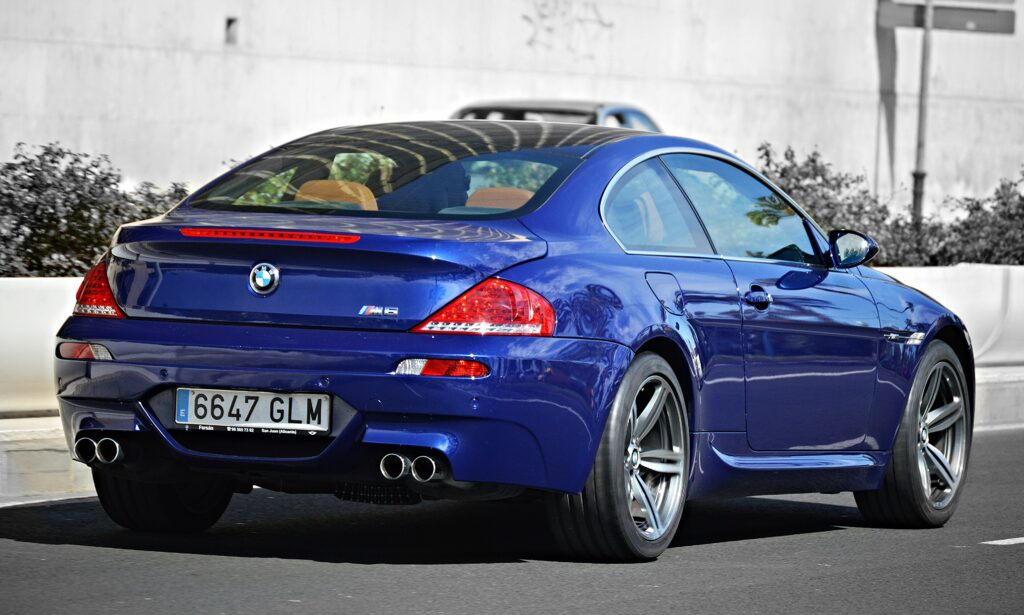 Blauer BMW M6 der Baureihe E63 von hinten