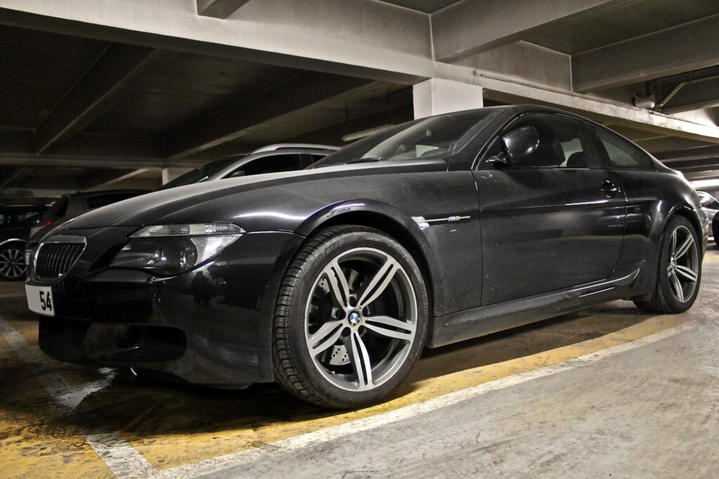 Schwarzer BMW M6 E63 in Seitenansicht