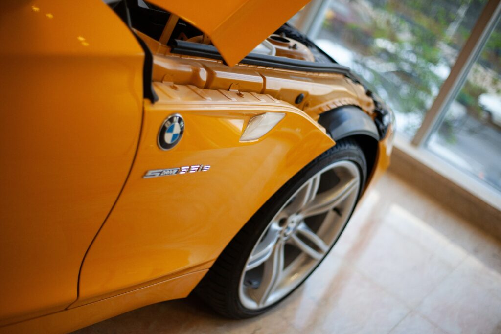 Detailaufnahme der Flanke eines orangefarbenen BMW Z4 E89