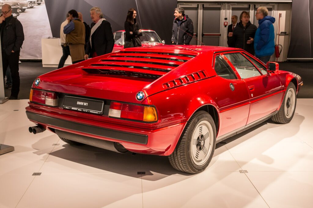BMW M1 in Rot, Heckansicht schräg von links