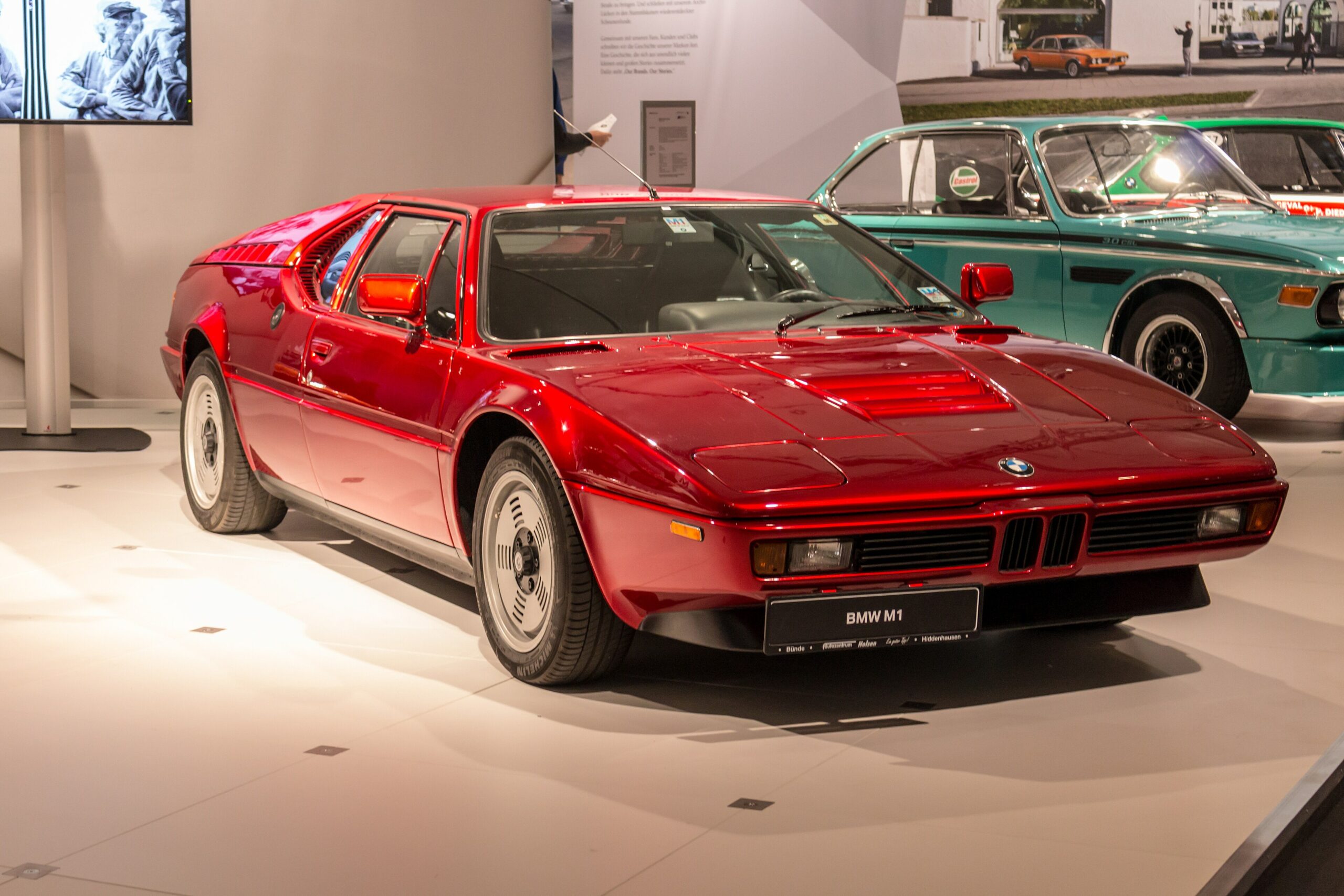 BMW M1 in Rot, Frontansicht schräg von rechts