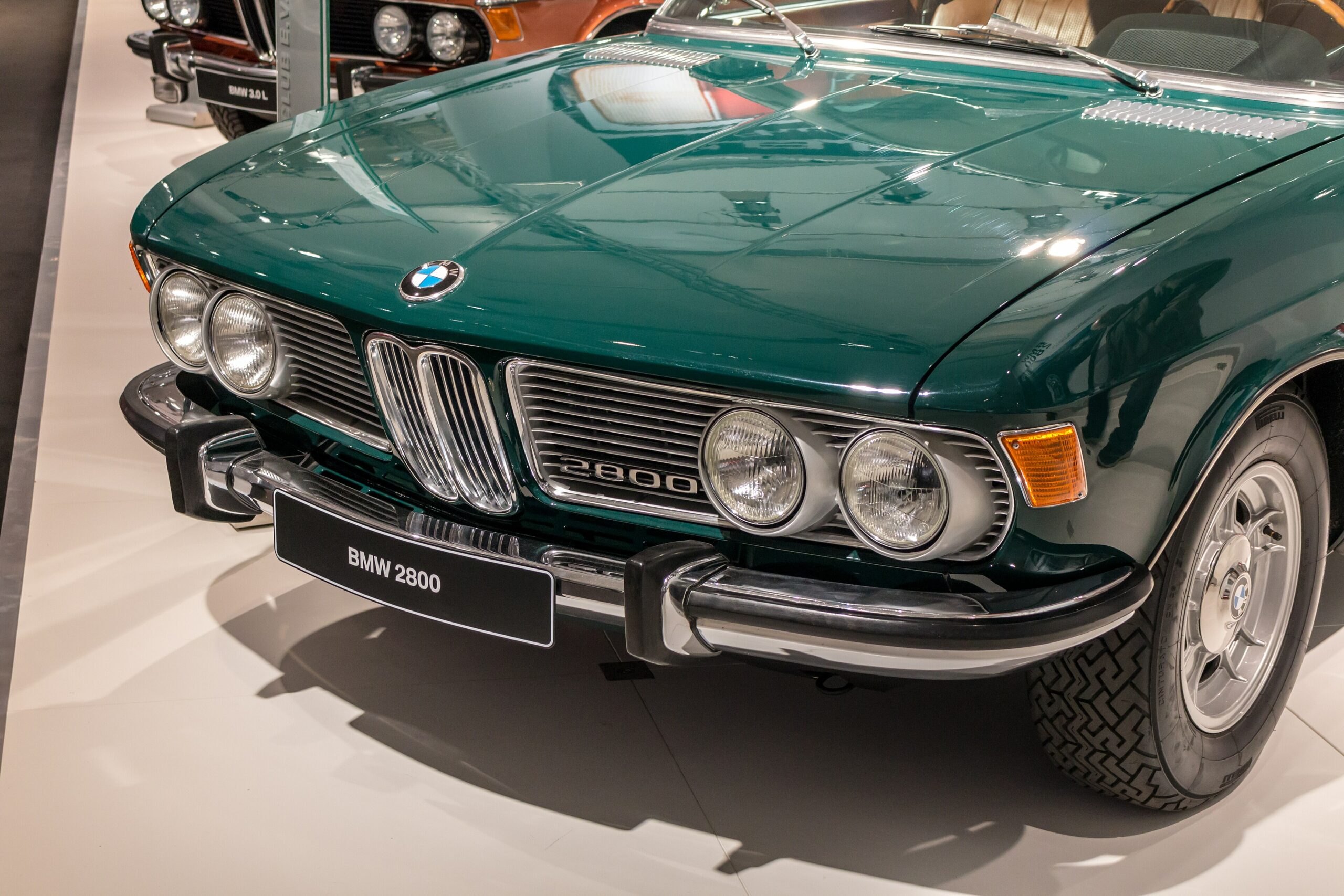 Dunkelgrüner BMW 2800 der Baureihe E3 von vorn
