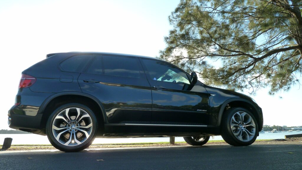 Schwarzer BMW X5 E70 in Seitenansicht