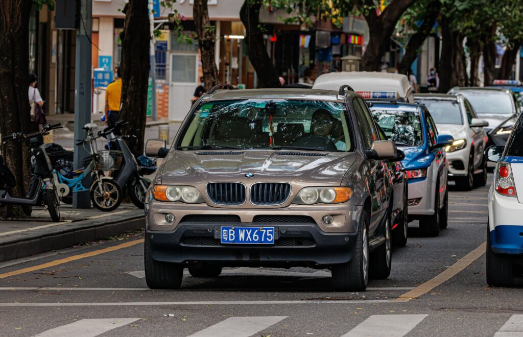 Grauer BMW X5 E53 von vorn