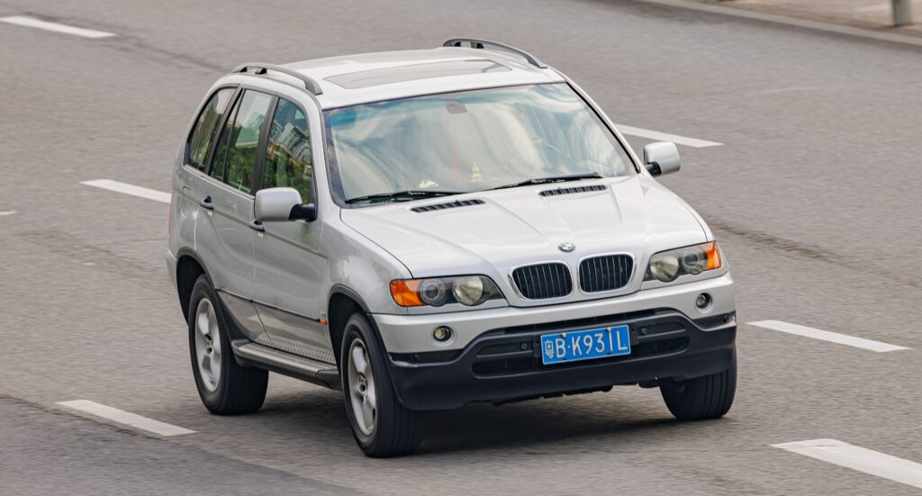 Silberner BMW X5 E53 der ersten Serie von vorn