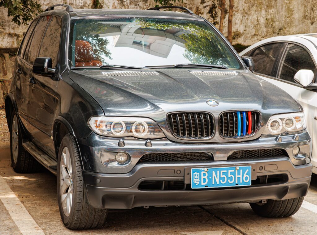 Dunkelgrüner BMW X5 E53 von vorn