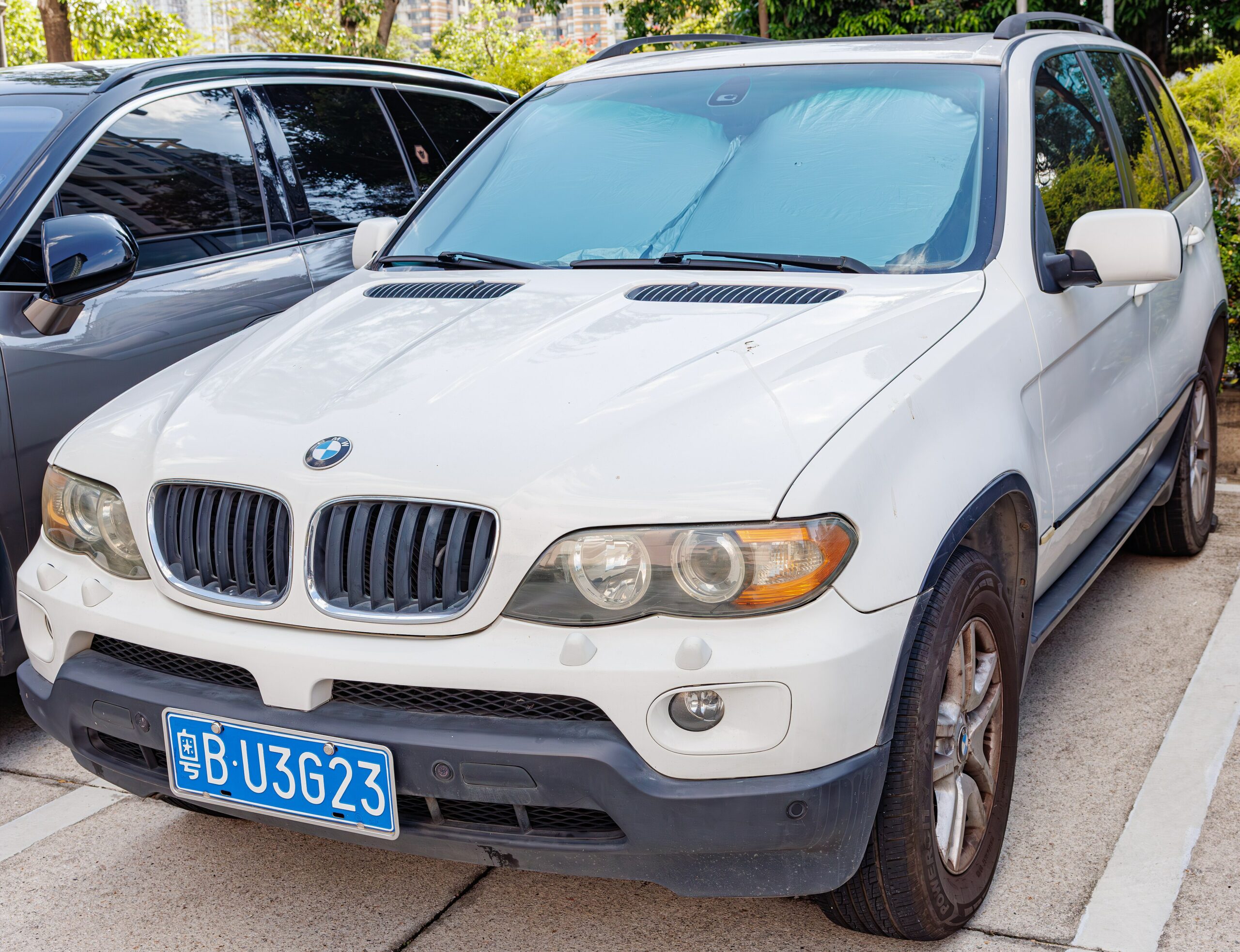 Weißer BMW X5 der Baureihe E53 von vorn links