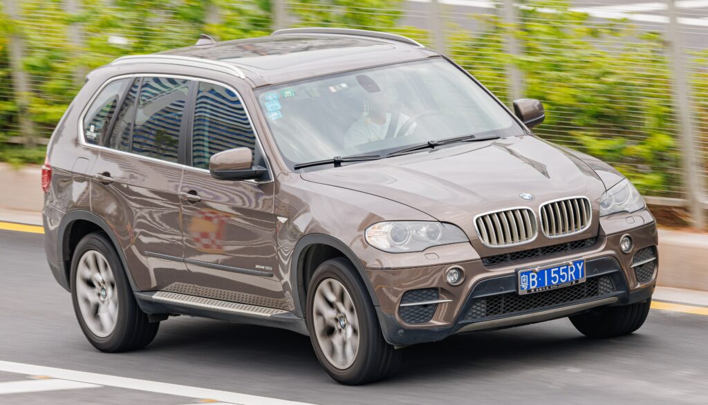 Brauner BMW X5 E70 in Fahrt von vorn