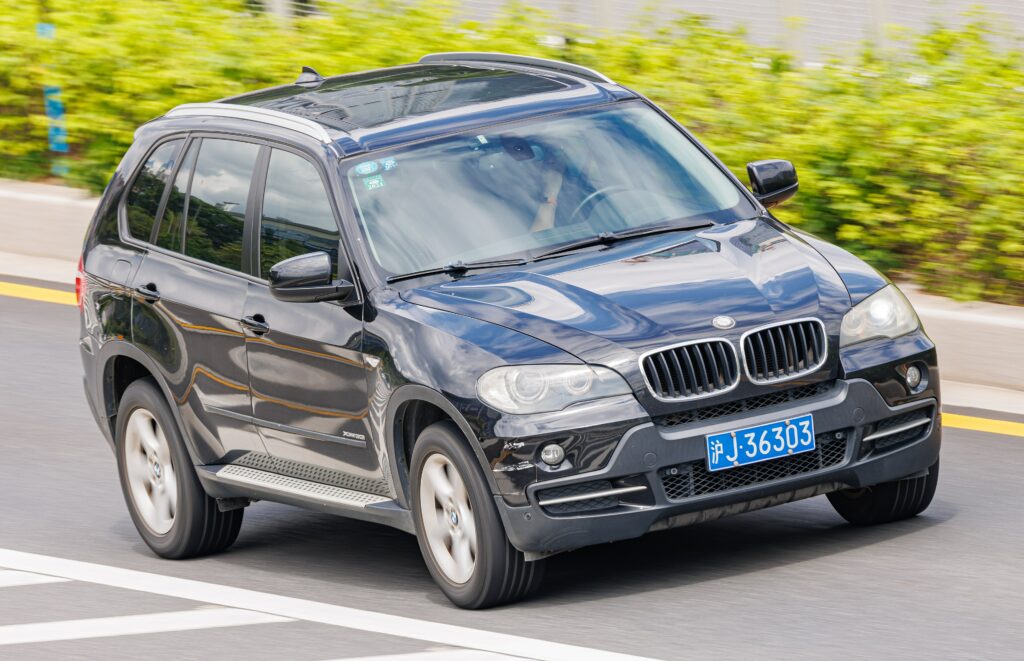 Brauner BMW X5 E70 nach der Modellpflege von vorn