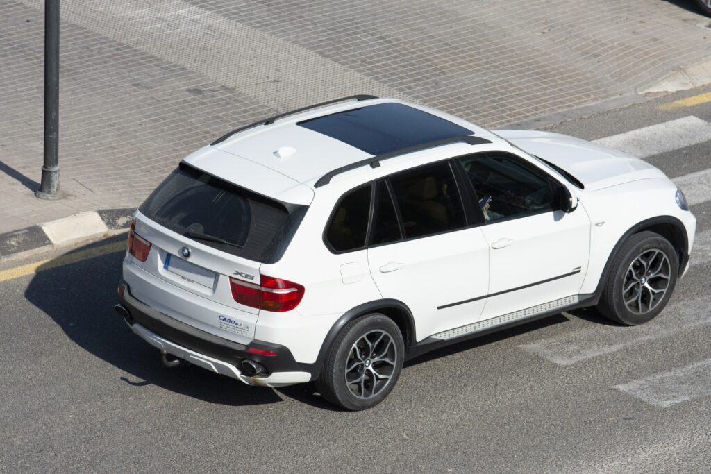 Weißer BMW X5 E70 von schräg hinten oben