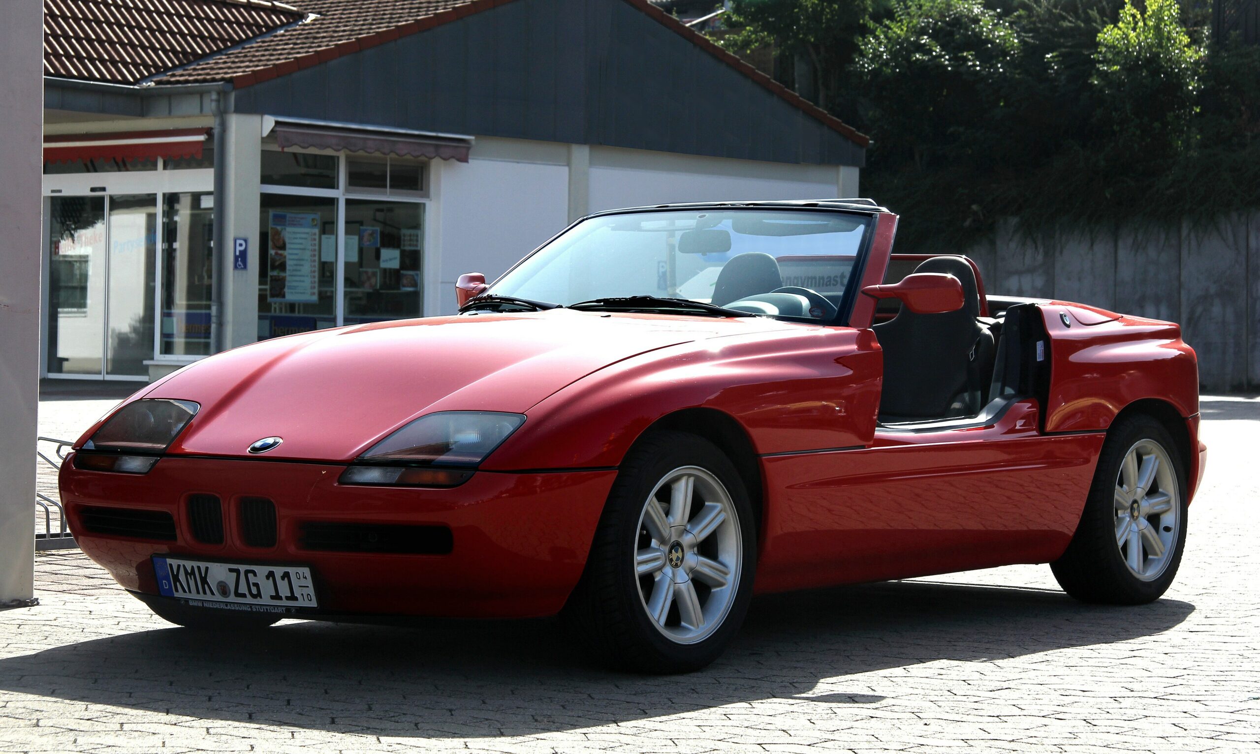 BMW Z1 in Rot, Frontansicht schräg von rechts