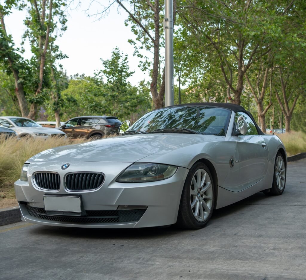 Silberner BMW Z4 Roadster in Dreiviertelansicht von vorn