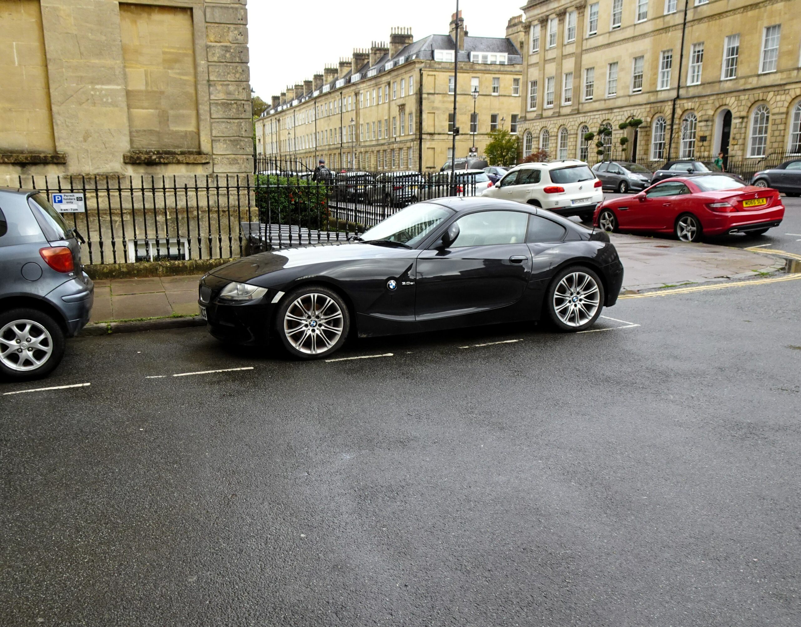 Schwarzes BMW Z4 3.0si Coupé in Seitenansicht am Straßenrand