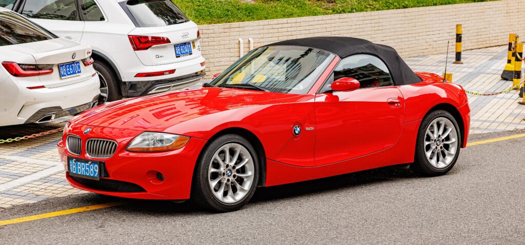 Roter BMW Z4 Roadster von vorn