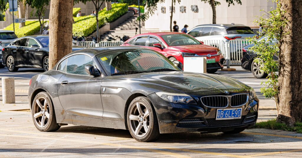 Grauer BMW Z4 E89 mit geschlossenem Hardtop von hinten