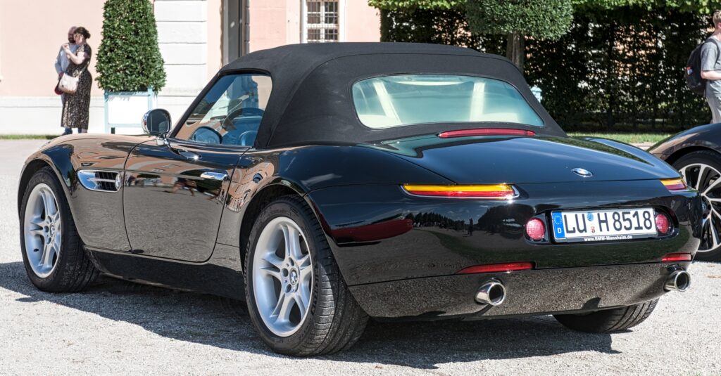 Schwarzer BMW Z8 von hinten mit geschlossenem Verdeck