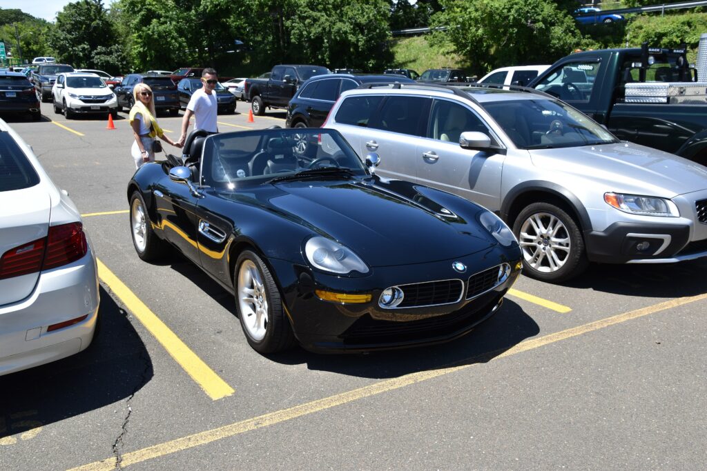 Schwarzer BMW Z8 in Dreiviertelansicht von vorn