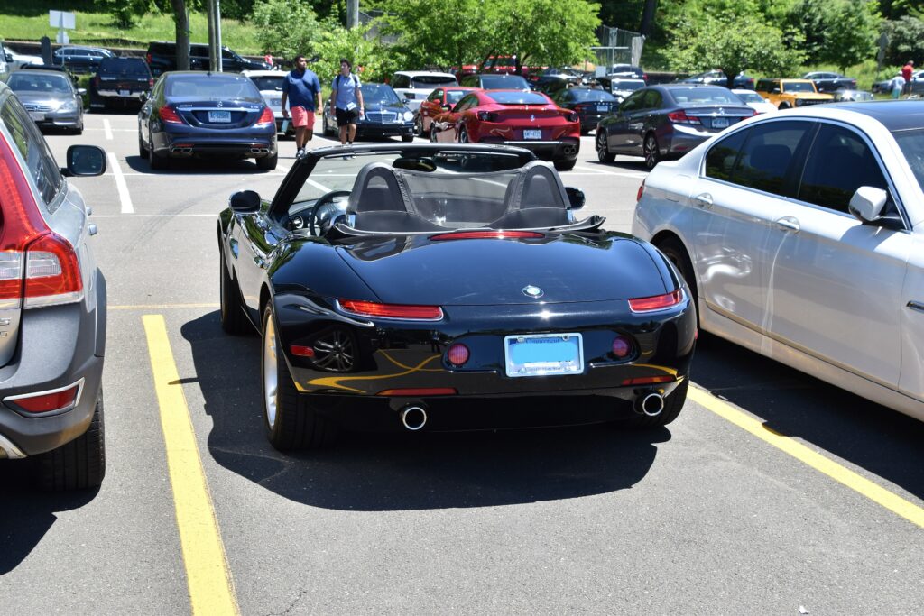 Schwarzer BMW Z8 von hinten mit offenem Verdeck
