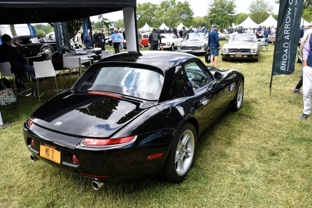 Schwarzer BMW Z8 mit Hardtop von hinten